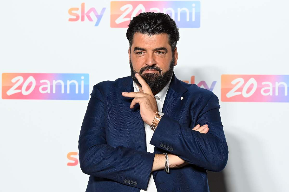 antonino cannavacciuolo con mano che sfiora il viso