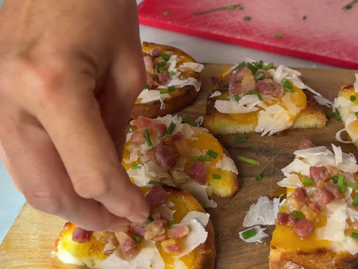 mano che sistema le bruschette