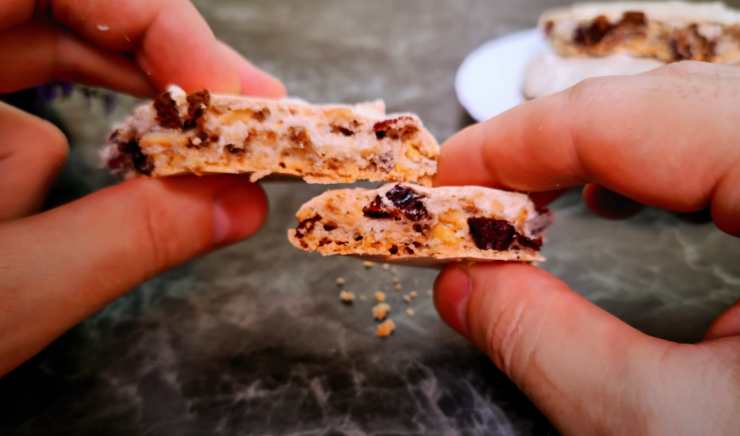 interno due biscotti