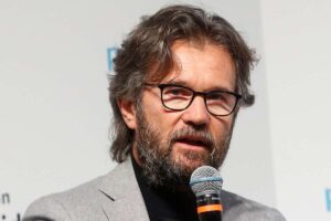 carlo cracco con il microfono