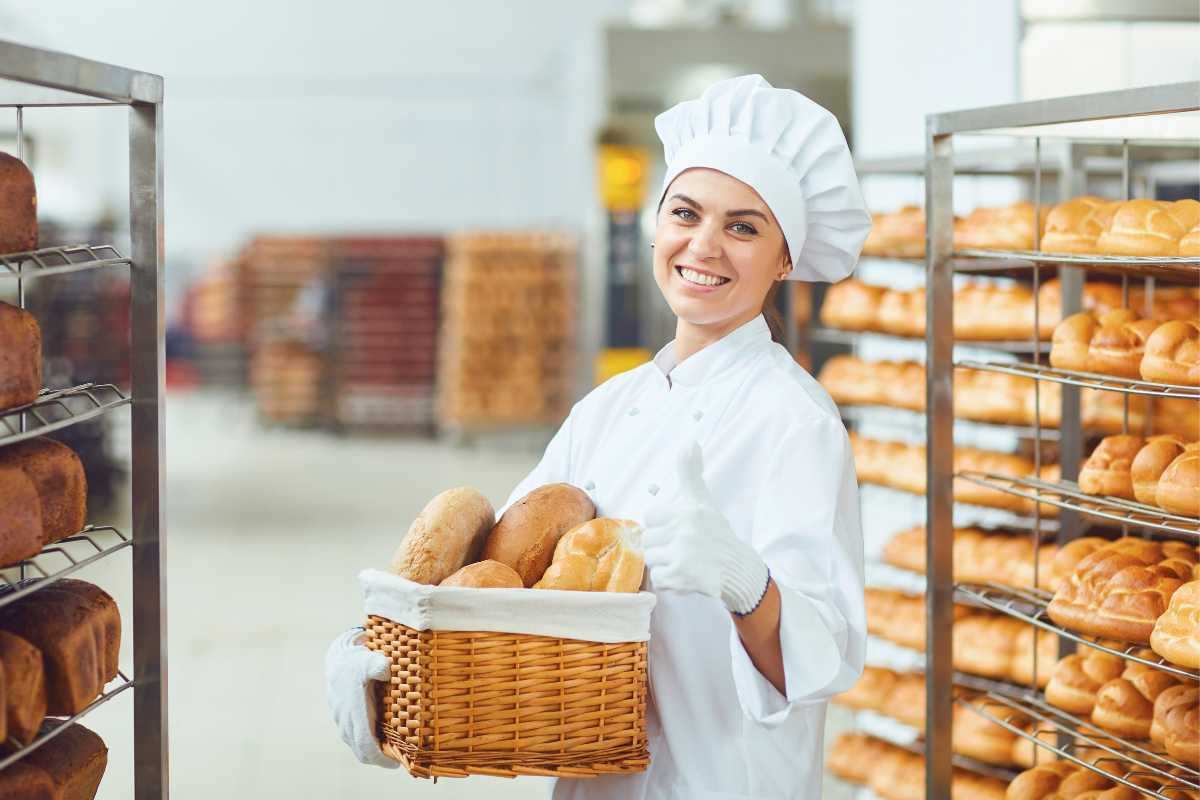 panettiera con un cesto di pane in mano