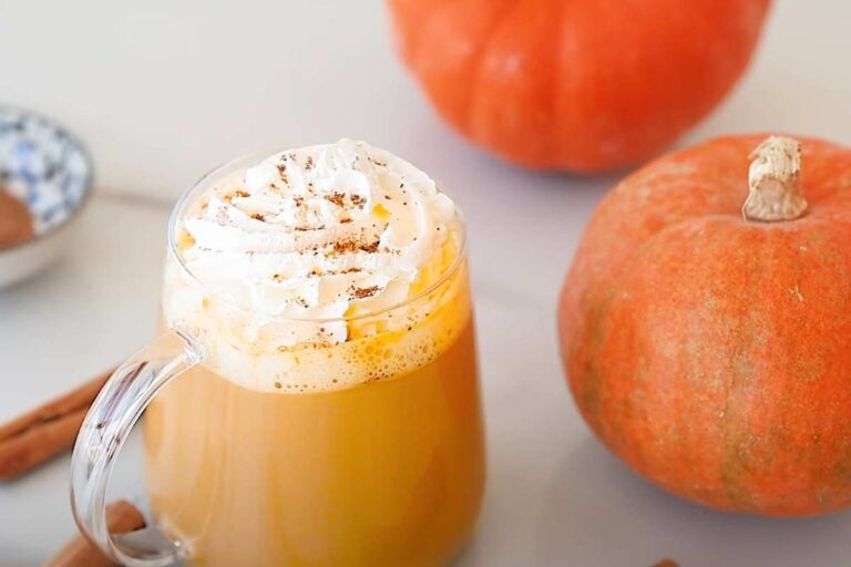 Il Pumpkin Spice Latte di Starbucks ce lo facciamo in casa così in 5 minuti: più buono dell’originale