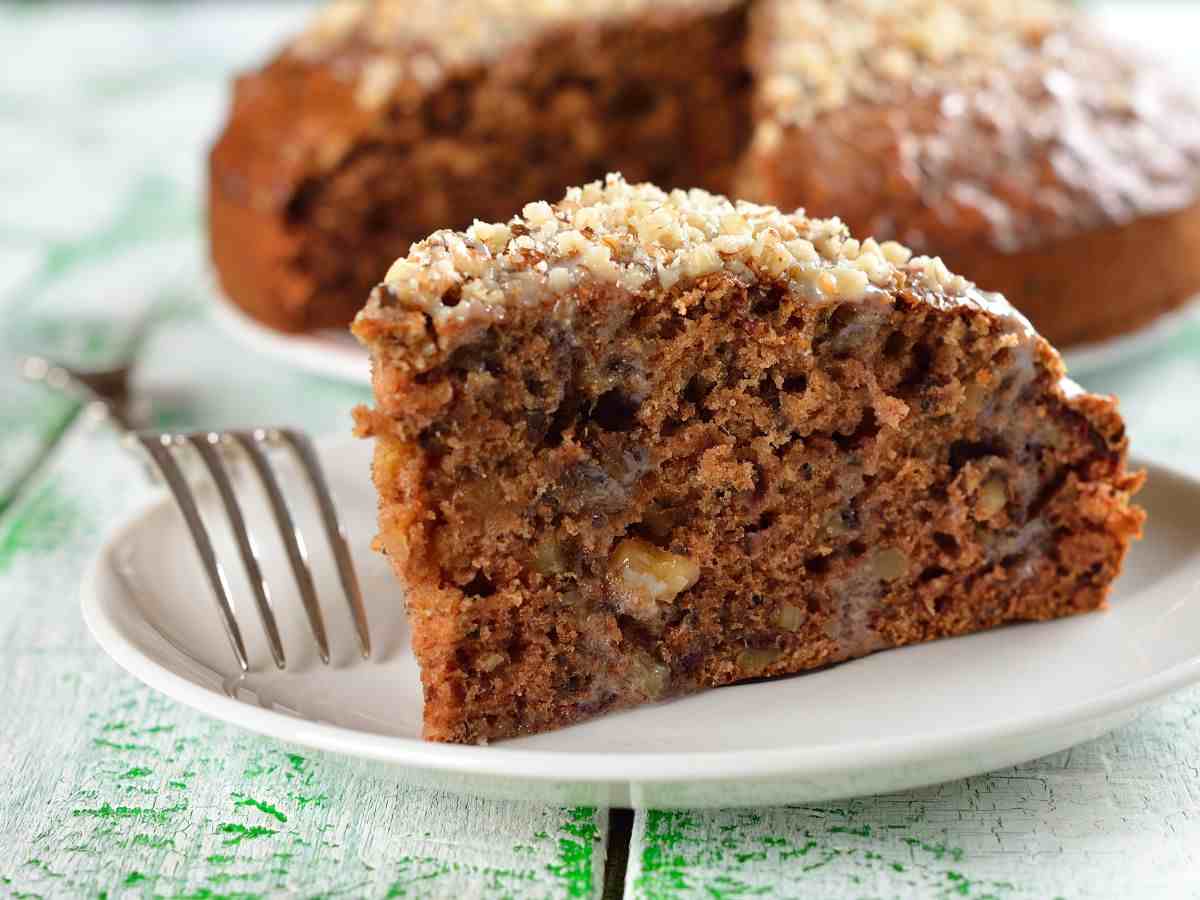 una fetta di torta al cacao con noci