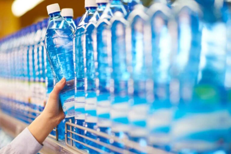 Microplastiche nell’acqua minerale, l’analisi di Greenpeace è allarmante: ecco la marca da evitare