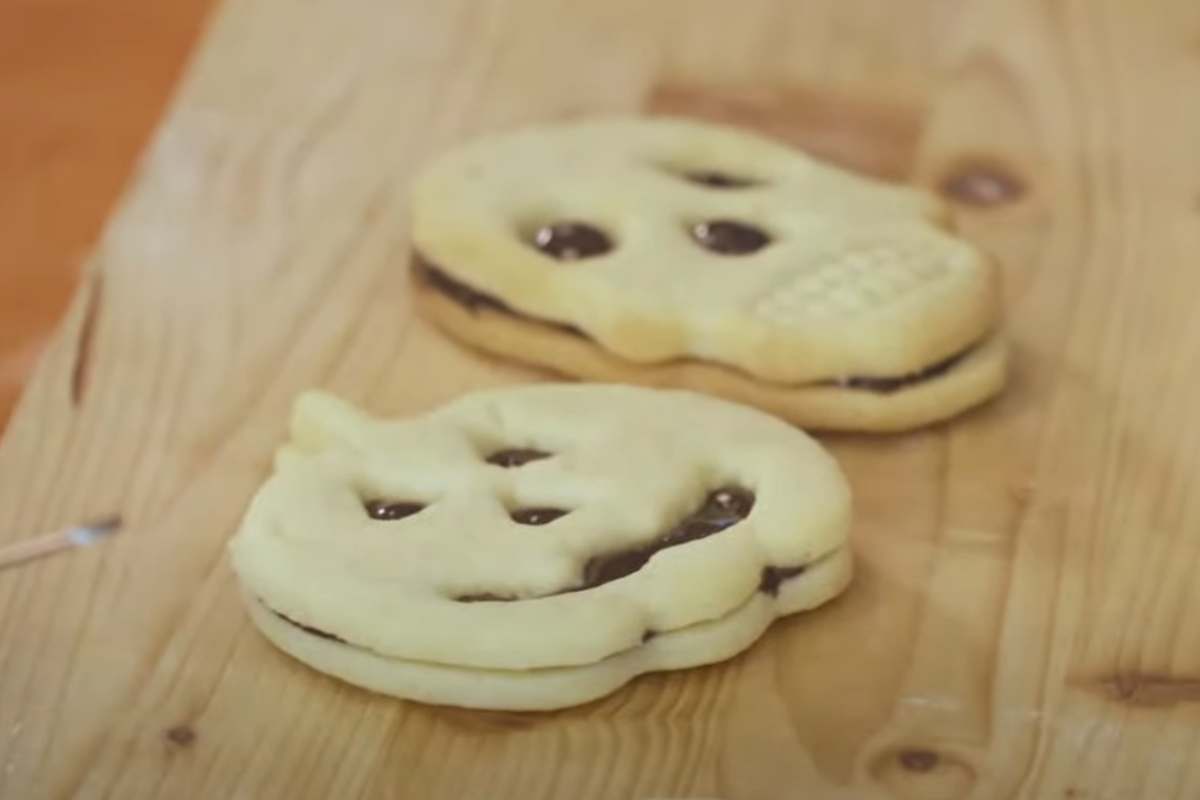 un biscotto a forma di zucca e uno a forma di teschio