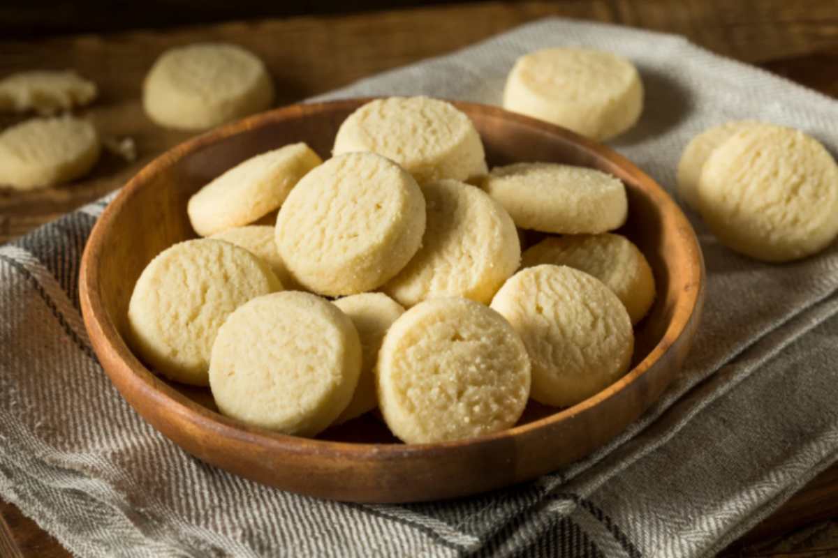 biscottini rotondi morbidi dentro ad una ciotola