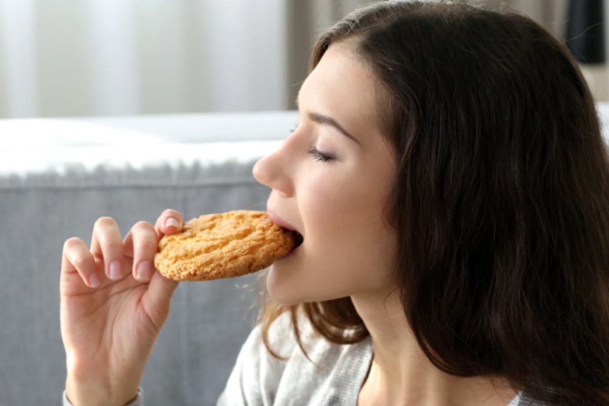 donna che mangia un biscotto