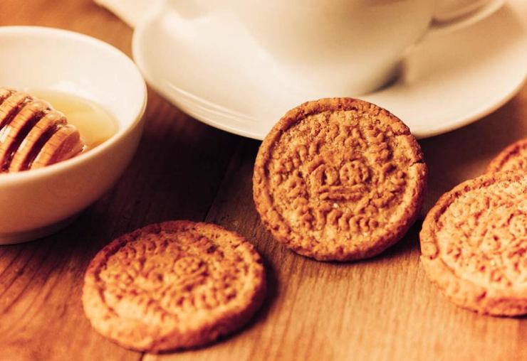 biscotti buongrano milinobianco accanto ad una tazza e a del miele