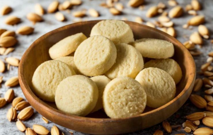 biscottini dentro ad una ciotola circondati da mandorle