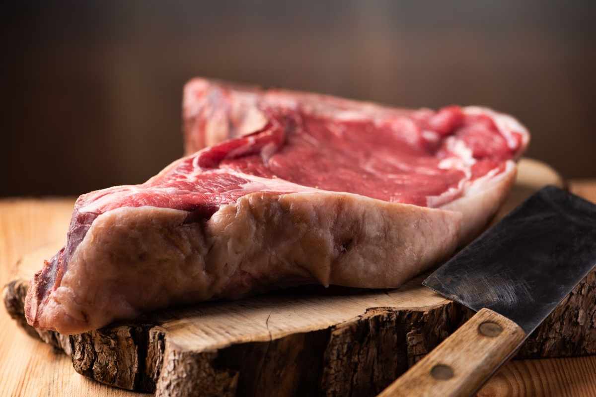 una fetta di fiorentina su un tagliere