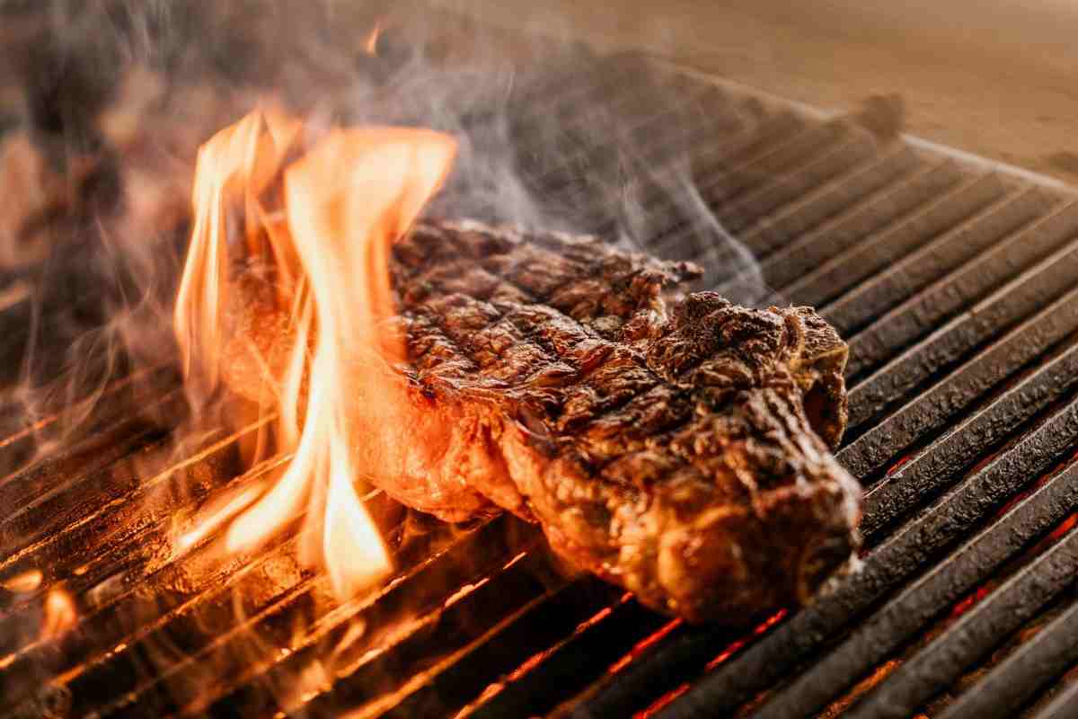 una bistecca su una griglia ardente