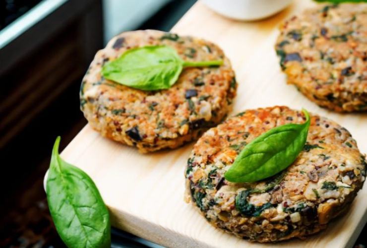 burger di spinaci e quinoa sopra ad un tagliere