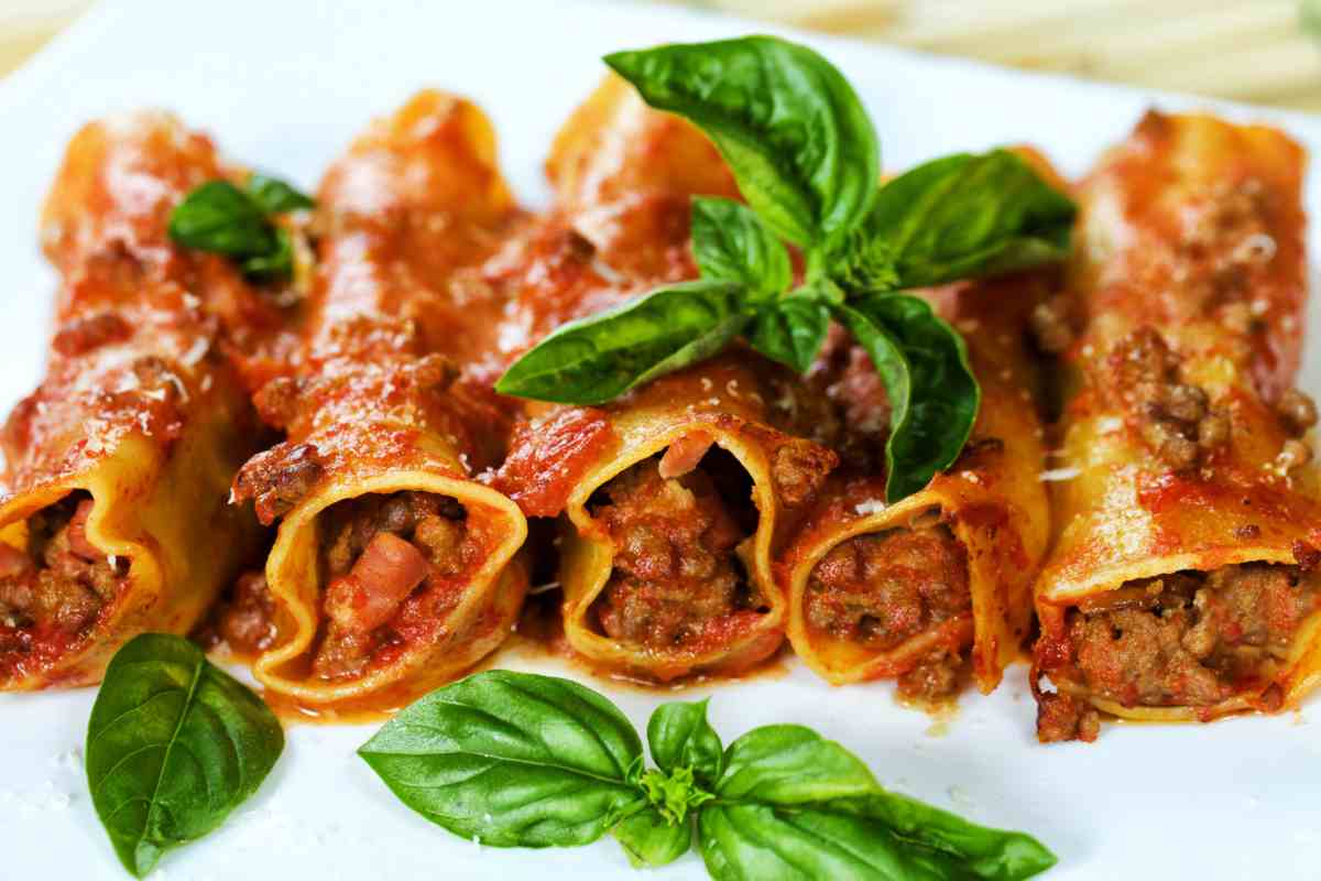 Cannelloni con ripieno di carne e foglie di basilico