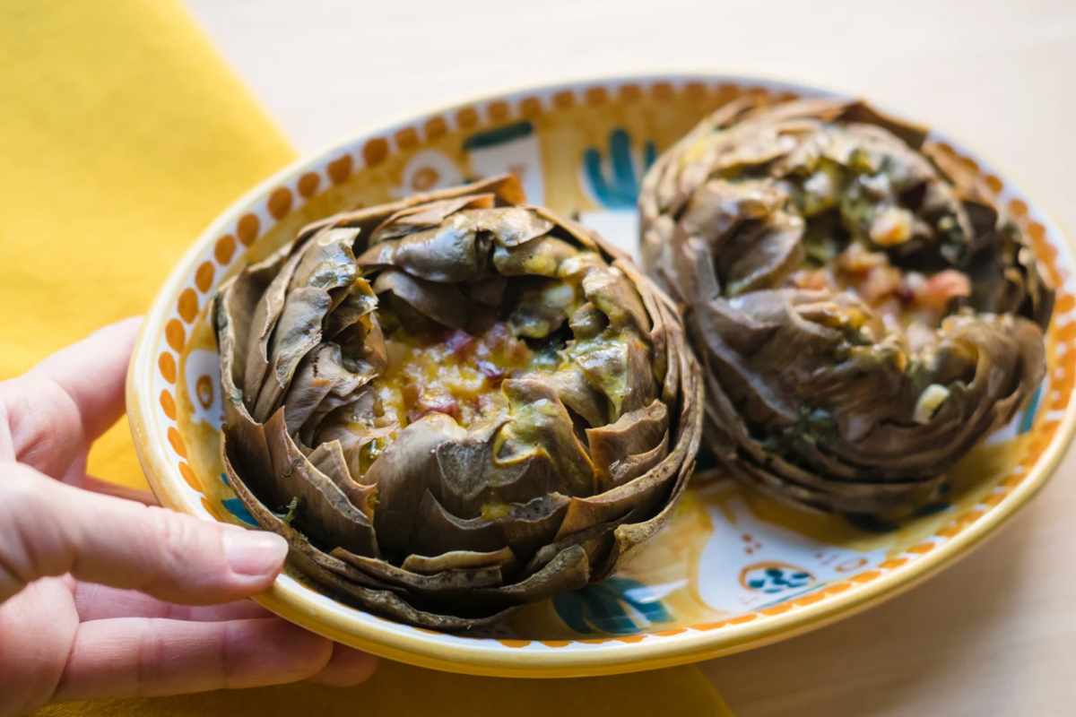 Piatto con due carciofi ripieni