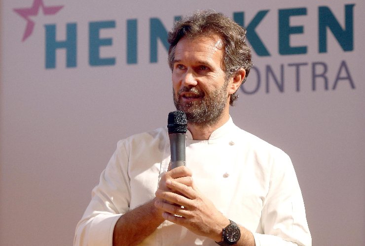 carlo cracco con il microfono in mano