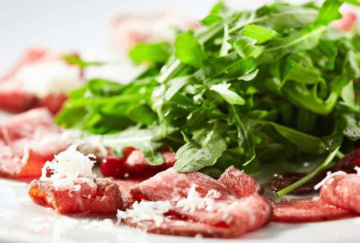 carne e rucola cruda