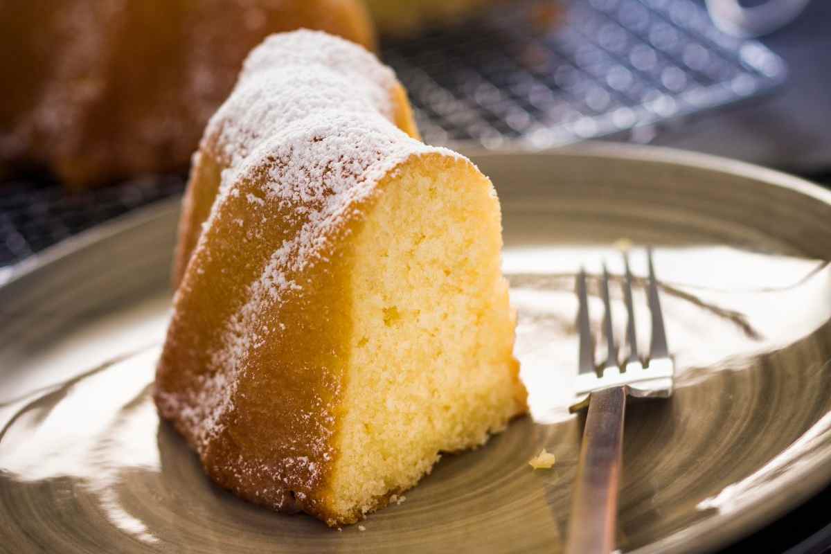 fetta di ciambellone su un piattino