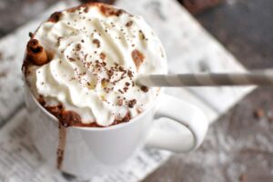 tazza di cioccolata calda con panna