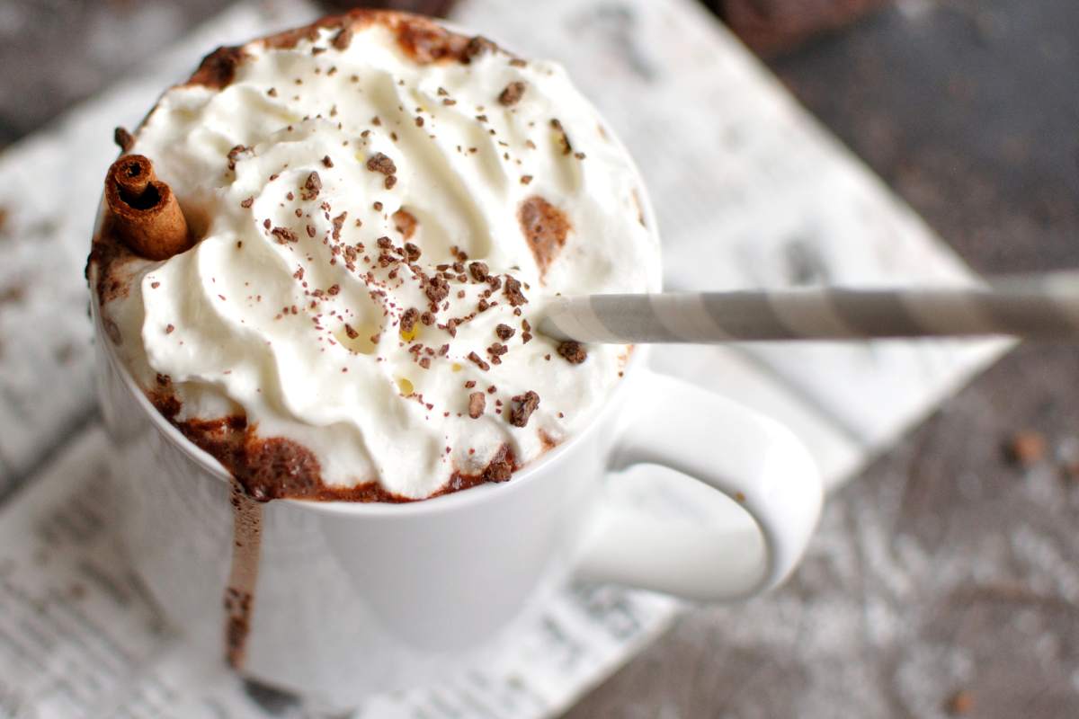 tazza di cioccolata calda con panna