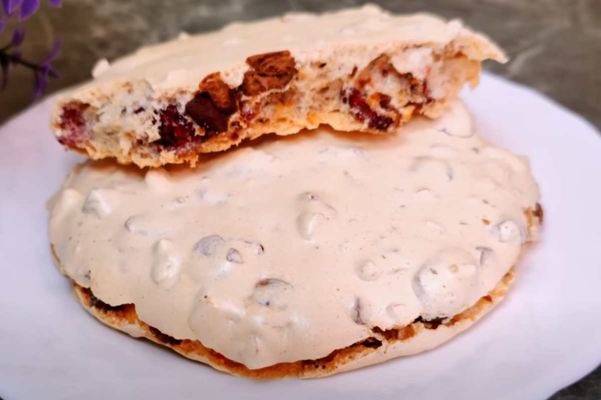 biscotto intero e uno spaccato a metà