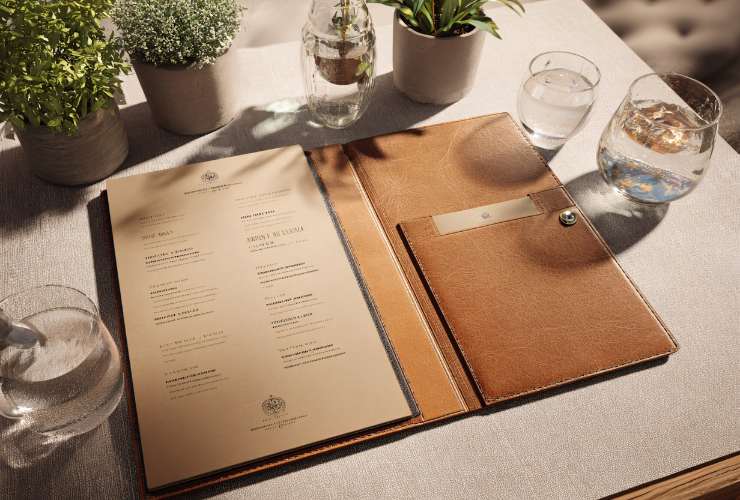 menu del ristorante poggiato sul tavolo
