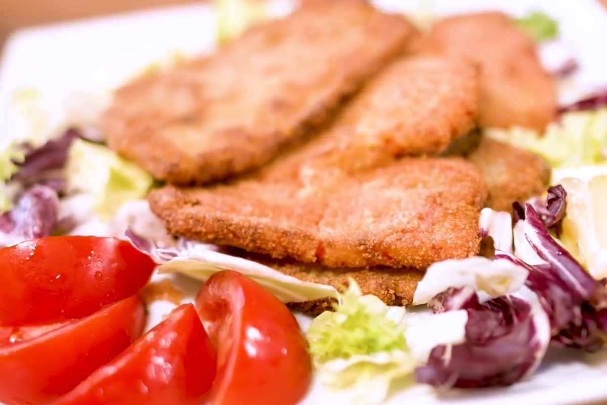 cotolette peperoni con insalata e peperoni