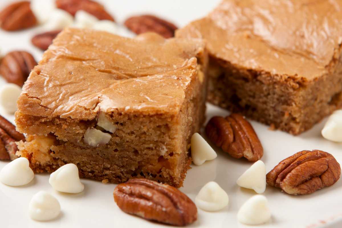 quadrotti dolci con noci e cioccolato bianco