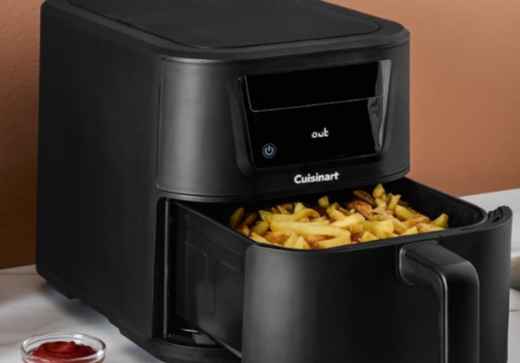 friggitrice ad aria con dentro delle patatine 