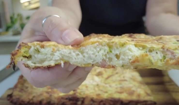 mani con una focaccia