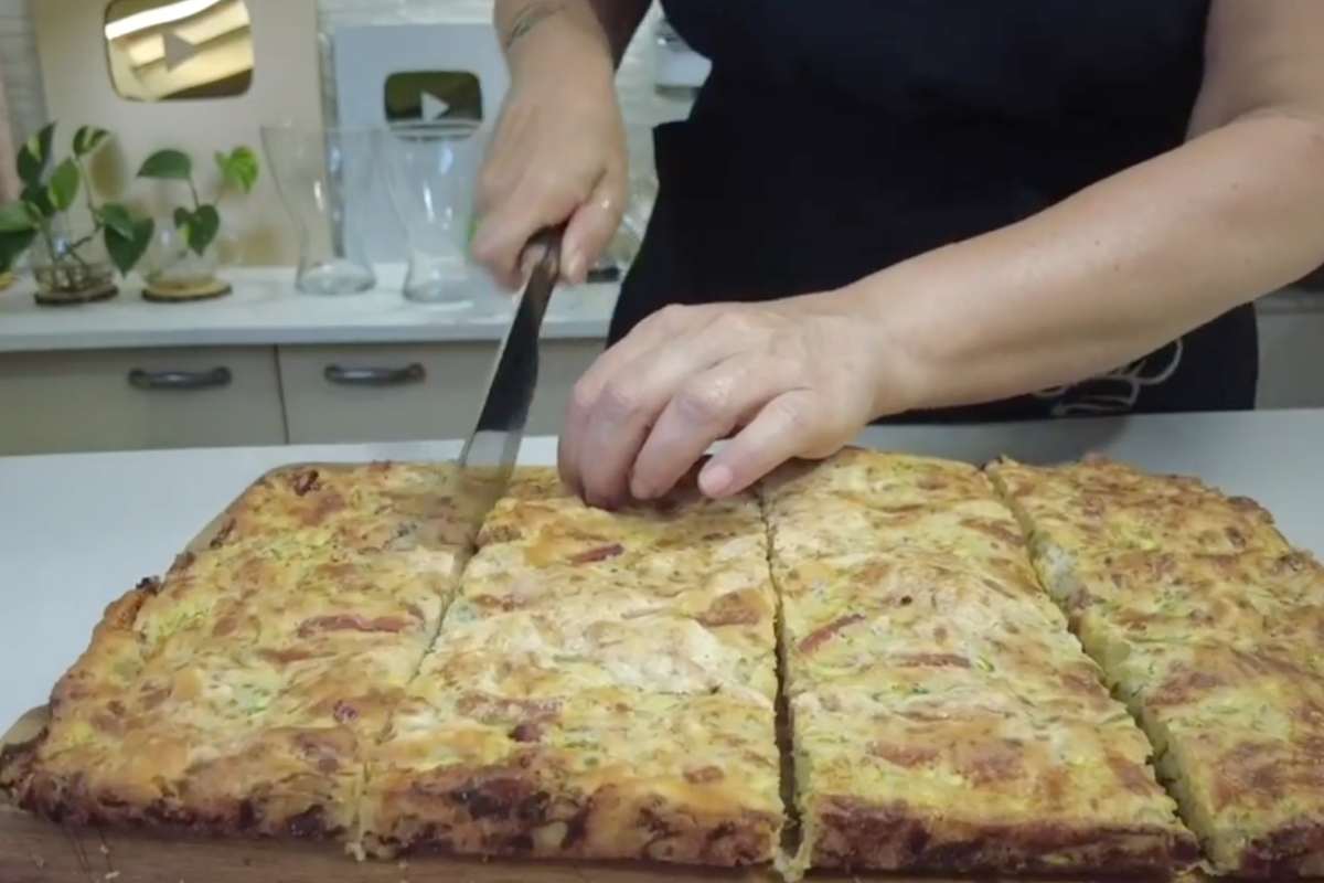 una focaccia tagliata col coltello