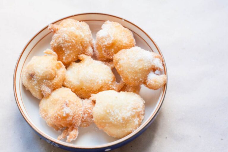 10 minuti e una spolverata di zucchero per decorare: le frittelle di pere sono il dolcetto lampo che sognavi quest’autunno