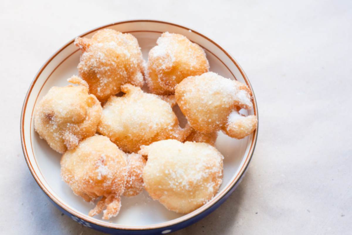 frittelle di pere ricoperte di zucchero