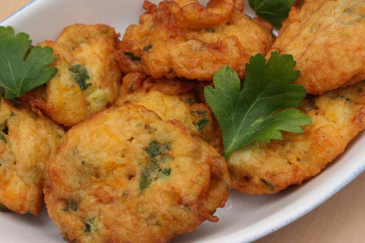 delle frittelle con prezzemolo su un vassoio