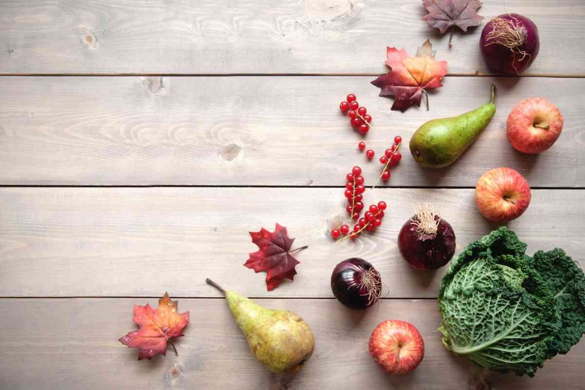 mele, melograno, cavolo e cipolle