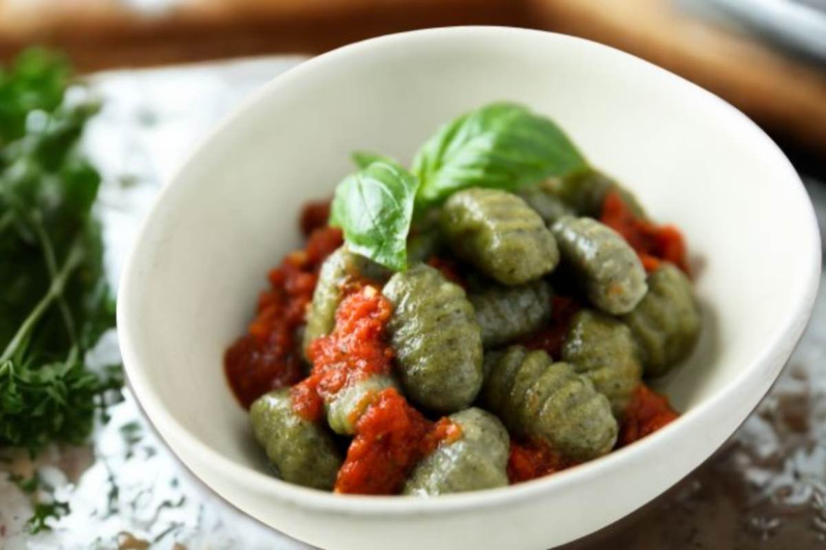 gnocchi di spinaci con sugo di pomodoro