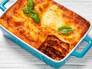 una teglia con lasagne al ragù