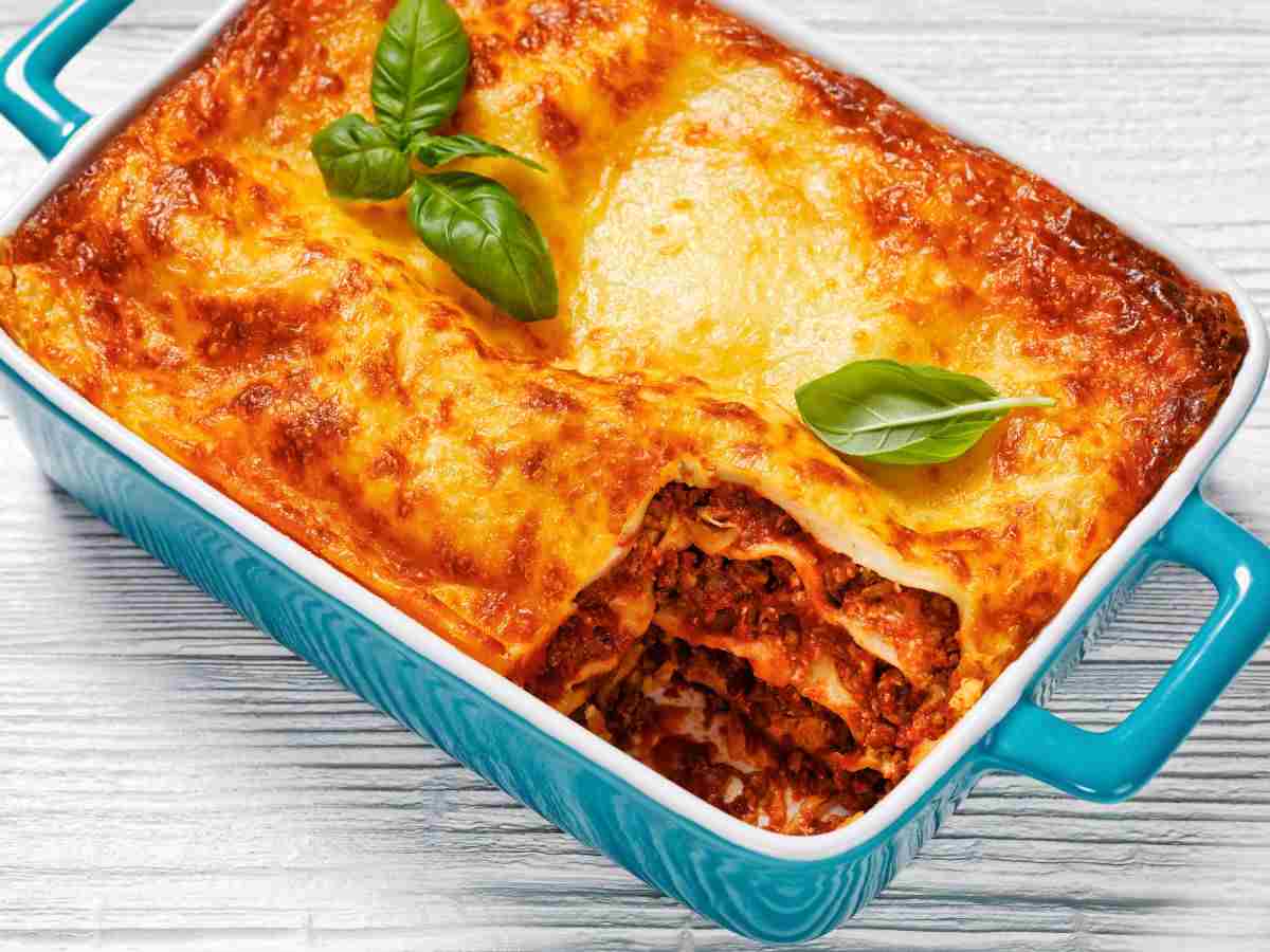 una teglia con lasagne al ragù
