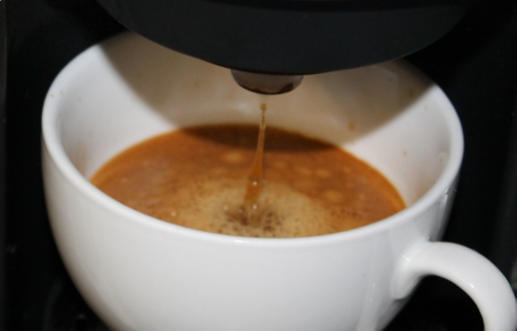 macchinetta del caffè e tazzina piena di caffè