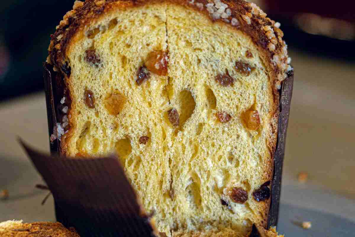 un panettone con uvetta e canditi