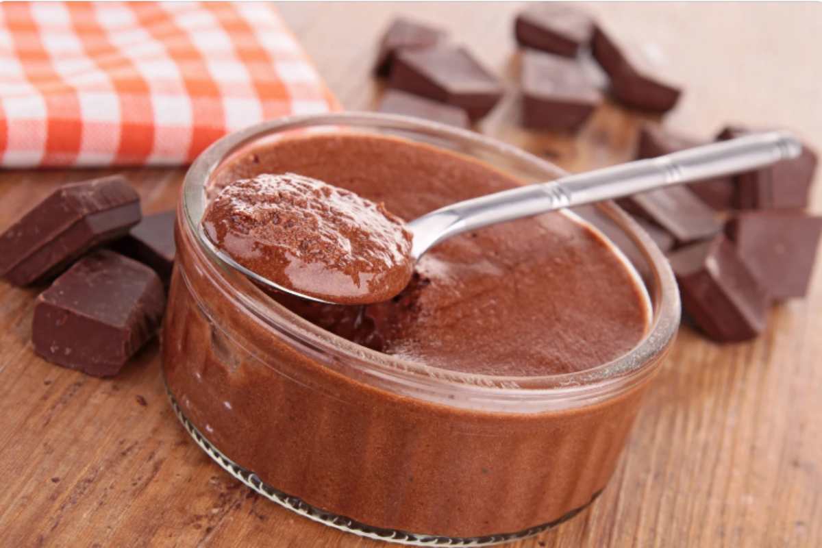 mousse cremosa al cioccolato con intorno dei quadratini di cioccolato
