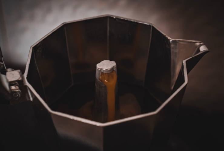 moka da cui inizia a uscire il caffè