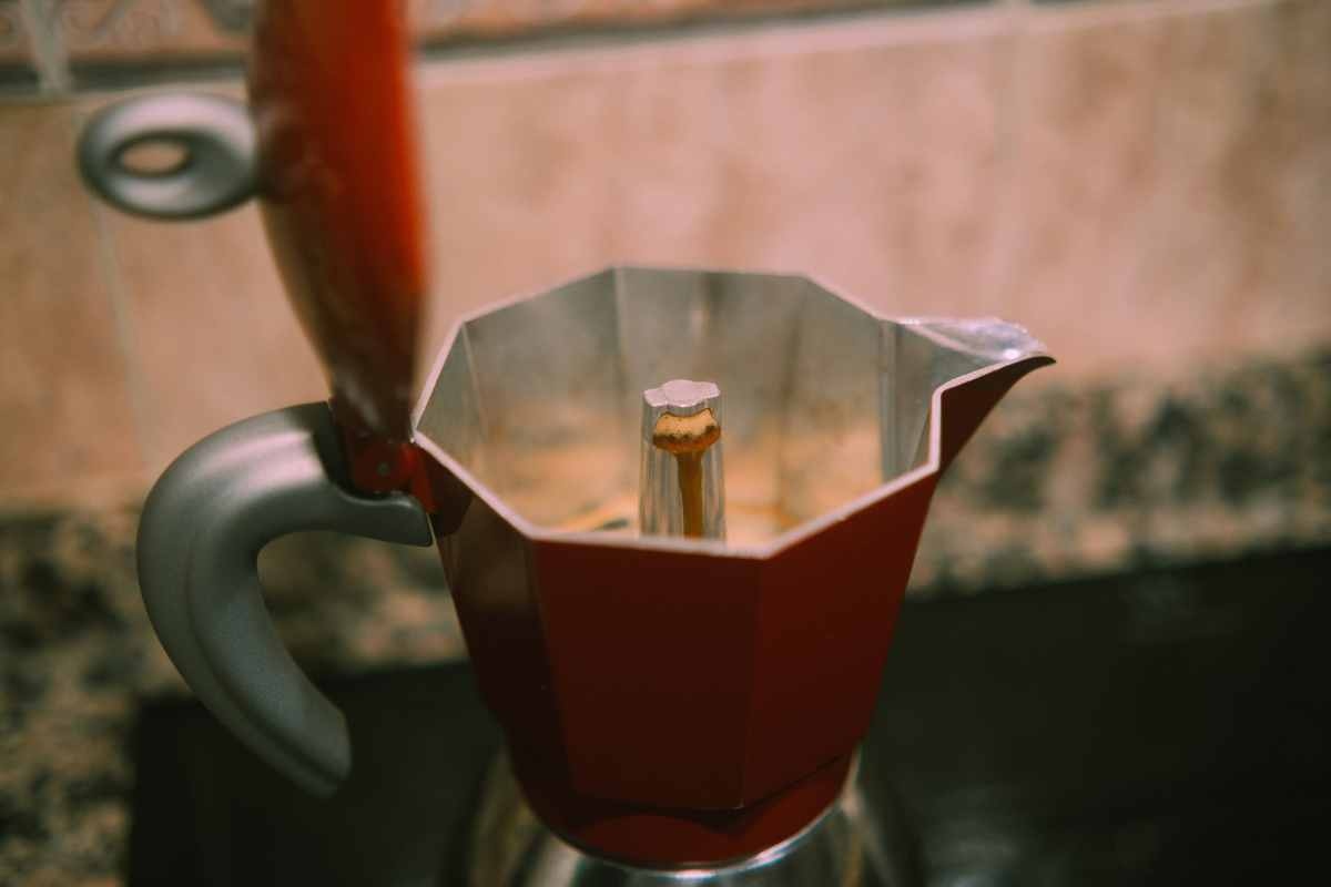 caffè che esce dalla moka