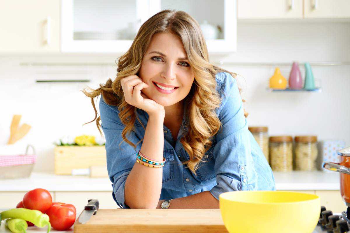 donna in cucina sorridente