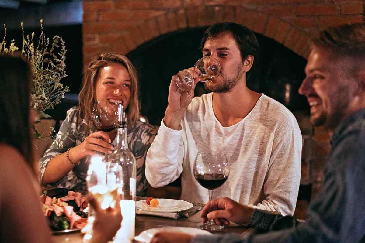 persona a tavola che mangiano