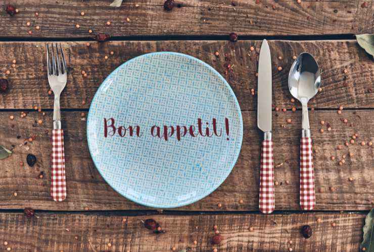 piatto e posate a tavola