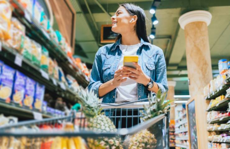 donna al supermercato con il carrello pieno
