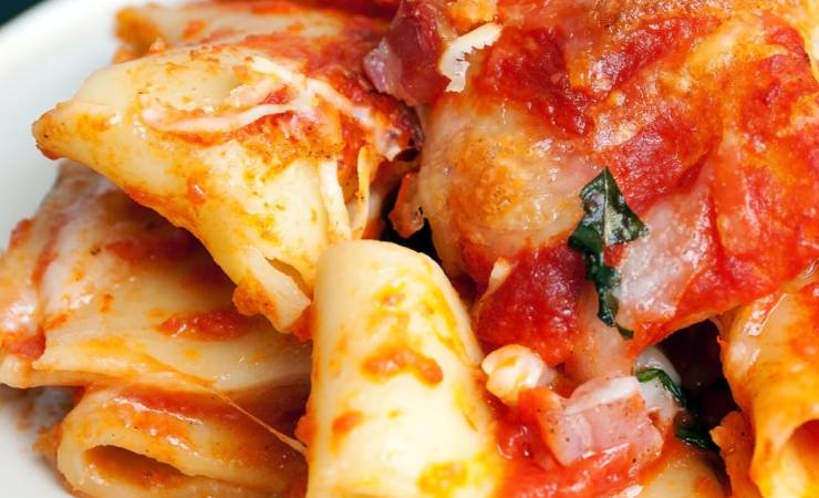 Paccheri conditi con salsa di pomodoro