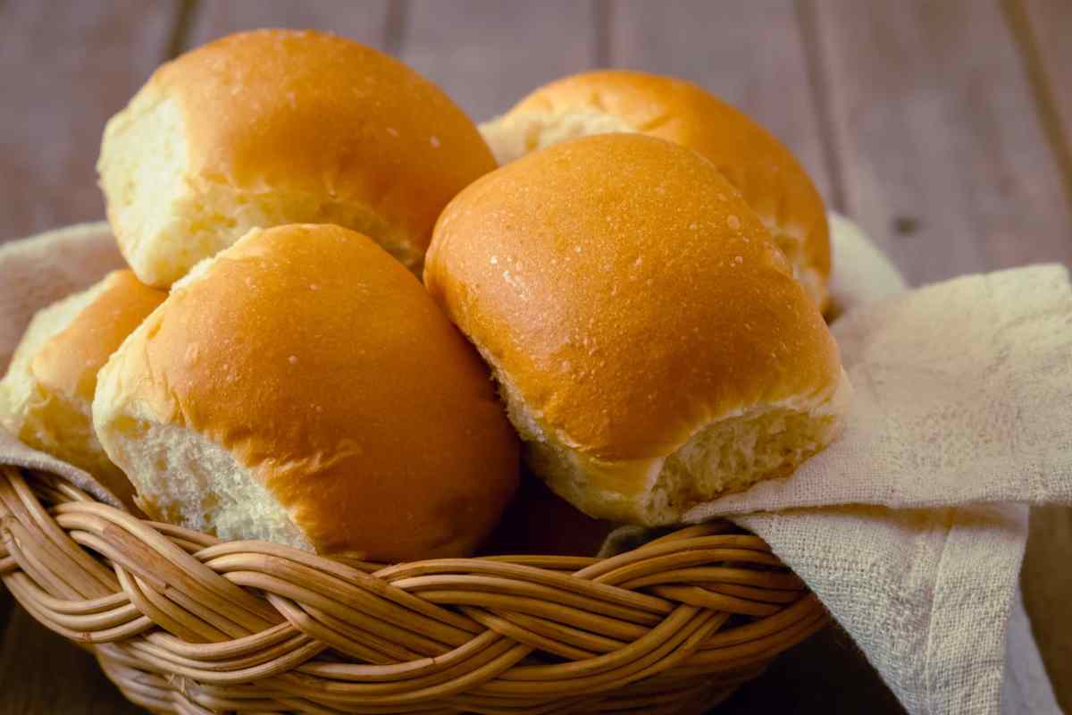 Panini sparsi in um cestino