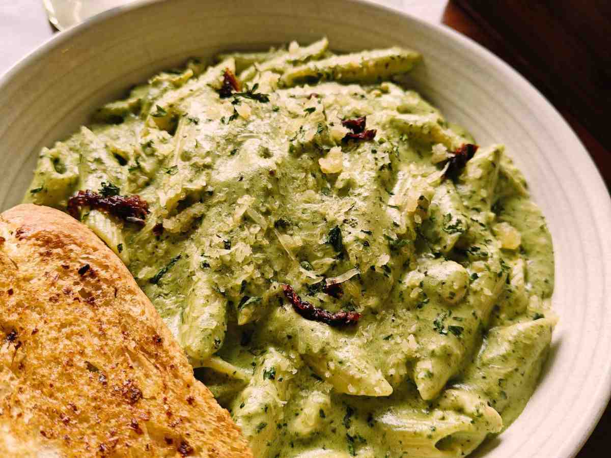 penne con crema al pesto e fetta di pane