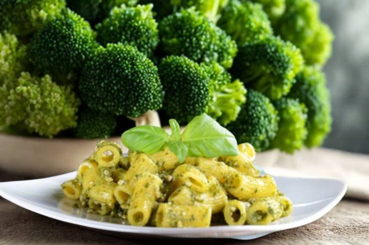 rigatoni al pesto e dietro dei broccoli dentro ad una ciotola